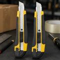 Kit 2 Estiletes Emborrachados 18mm Profissional Lâmina Segmentada Trava Segurança Guia Metálica Corte Papel Papelão Plástico Pro Power